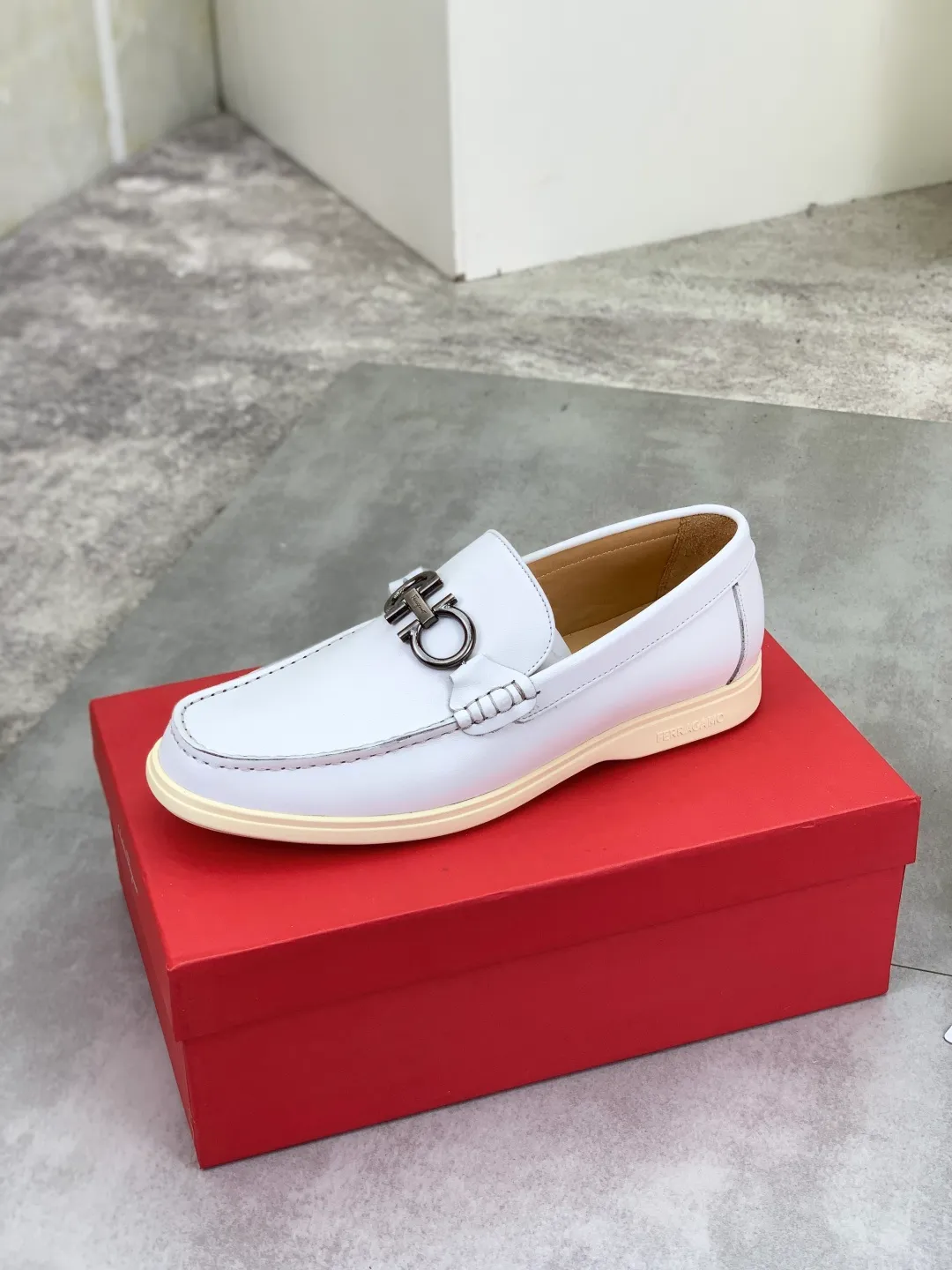 Men's Men's Shoes 💰P580💰[New Style] Water-dyed Niuli 🆘[Salvatore Ferragamo] Ferragamo's latest casual business leather shoes for men! Listed simultaneously! The fabric is made of specially imported original pebbled calfskin, and the lining is made of imported water-dyed cowhide. It is absolutely luxurious and leads the fashion trend. Matching code: 38-44 (45 and 46 can be customized) Black, brown and burgundy colors available
